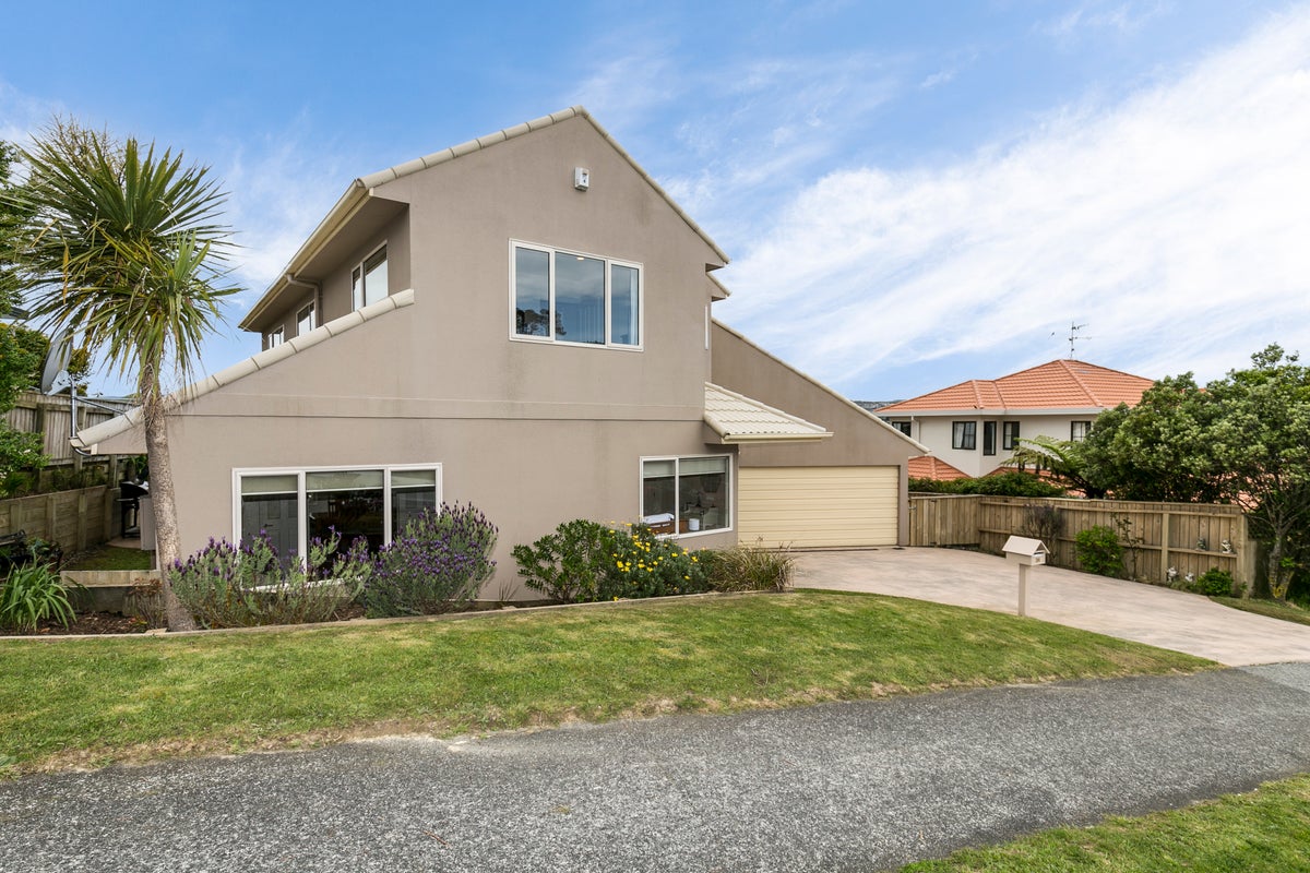 24 Waverton Terrace, Churton Park, Wellington - Carousel 1