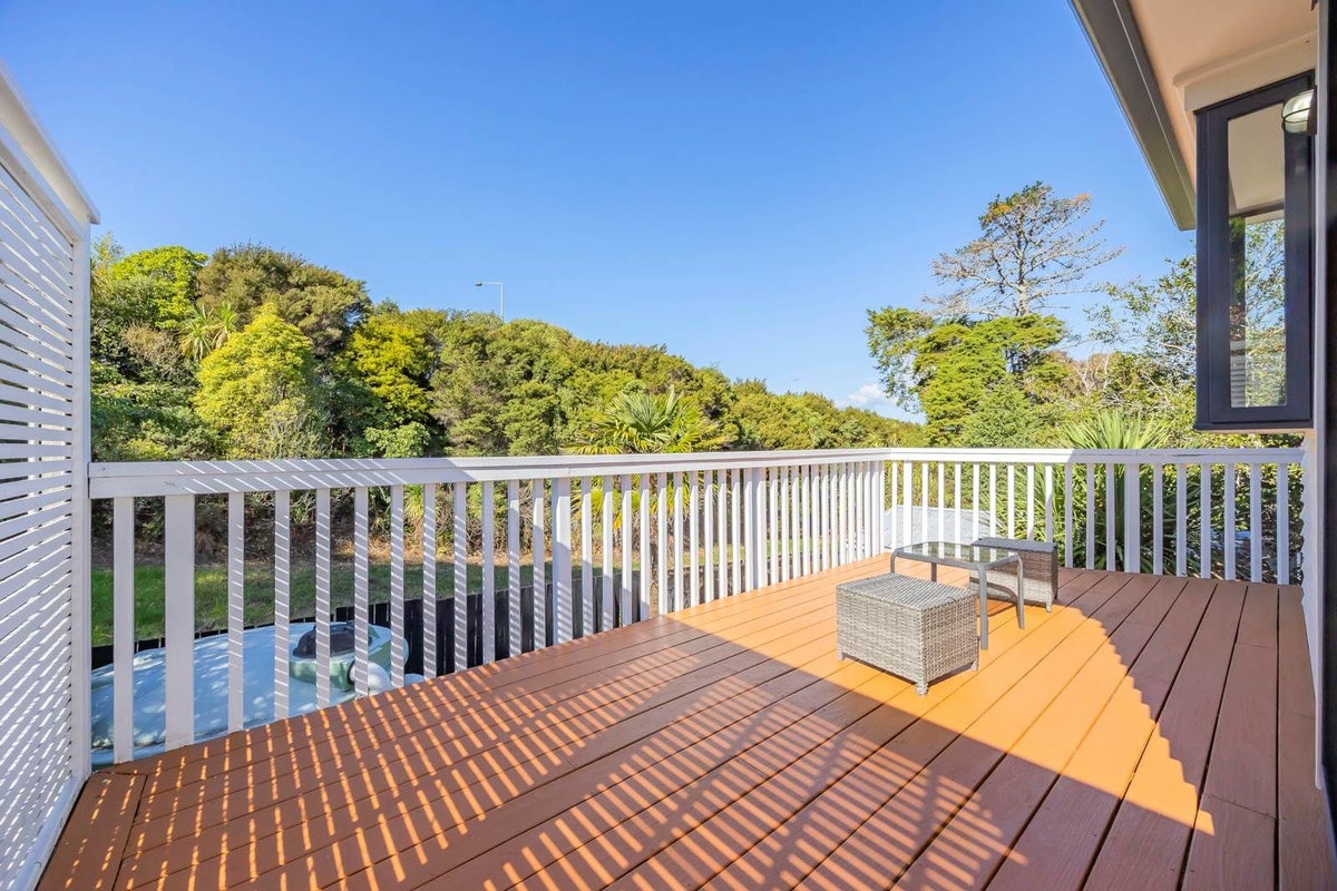 51A Totaravale Drive, Totara Vale, Auckland - Carousel 2