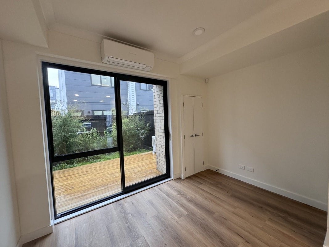 19 Parkwood Avenue, Westgate, Auckland - Carousel 2