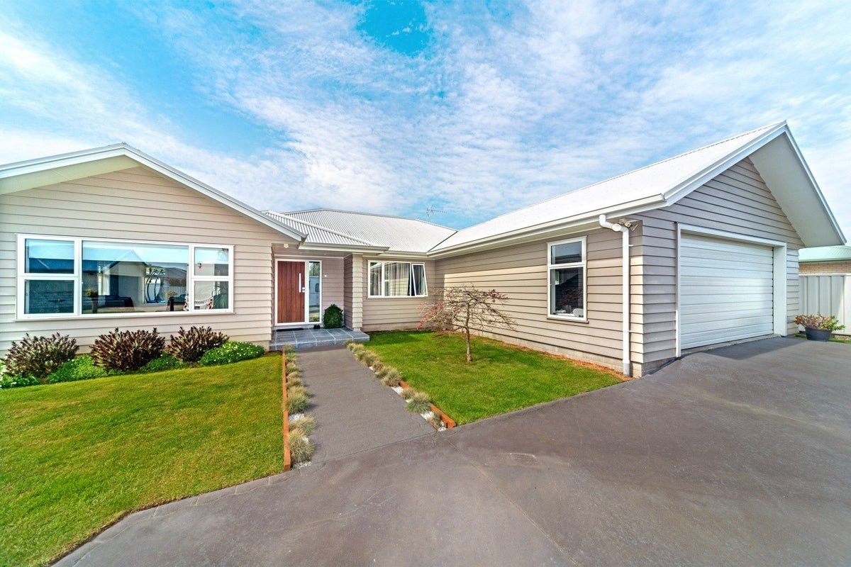 25 Pohutukawa Grove, Lytton West, Gisborne - Carousel 1