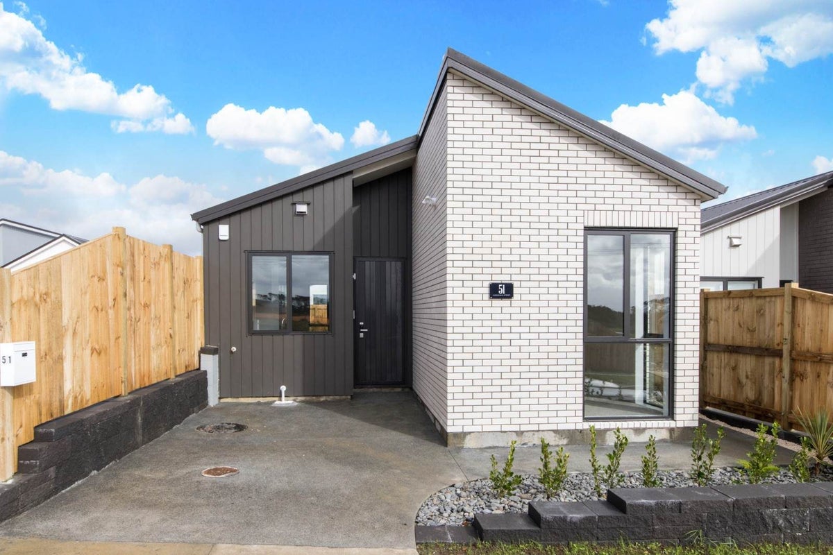 51 Horokaka Street, Massey, Auckland - Carousel 1