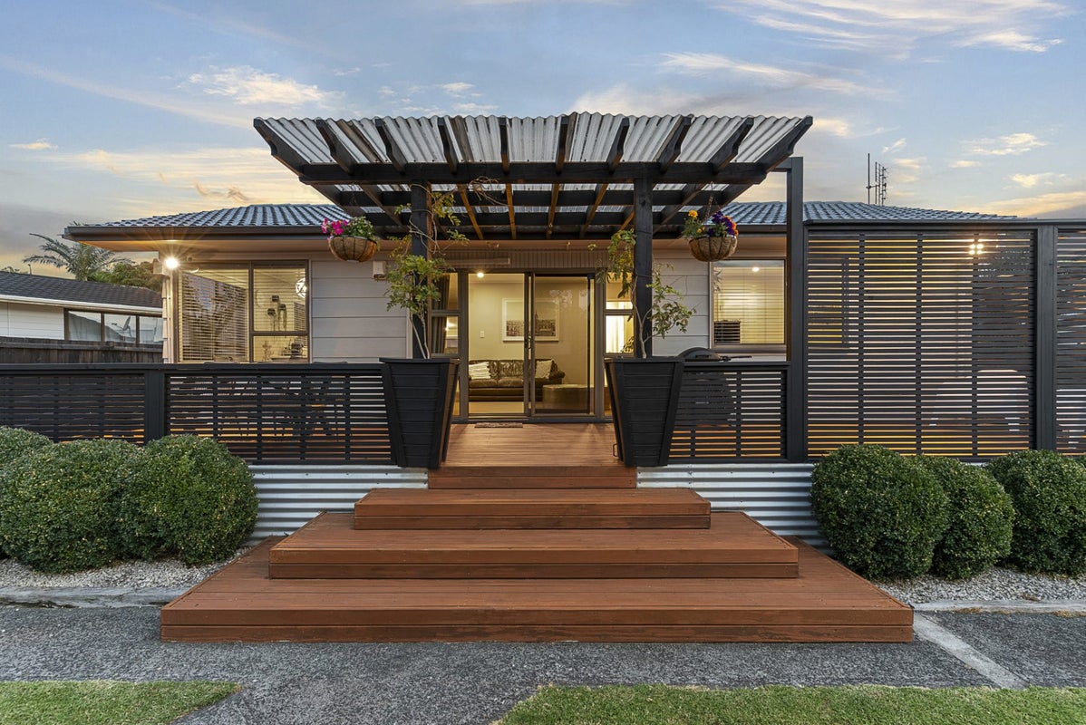 8 Bluewater Place, Wattle Downs, Auckland - Carousel 1