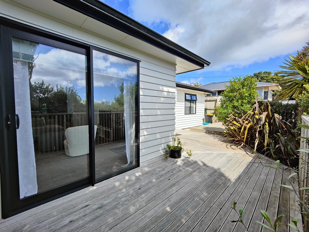 15A Barclay Street, Newlands, Wellington - Carousel 8