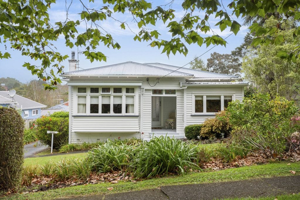 6 Seabrook Avenue, New Lynn, Auckland - Carousel 1