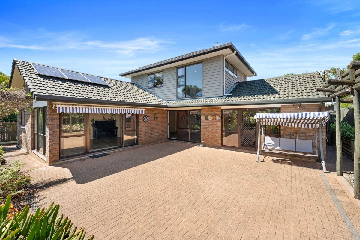 19 Loloma Drive, Half Moon Bay, Auckland - Carousel 1