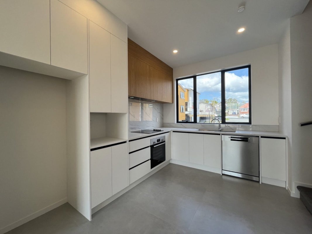 7/28 Lavelle Road, Henderson, Auckland - Carousel 2