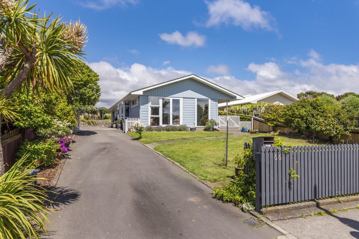 66 Gray Avenue, Paraparaumu Beach, Paraparaumu - Carousel 1