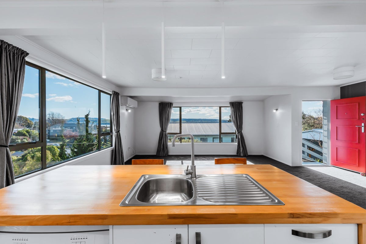 44 Tremaine Avenue, Two Mile Bay, Taupo - Carousel 2
