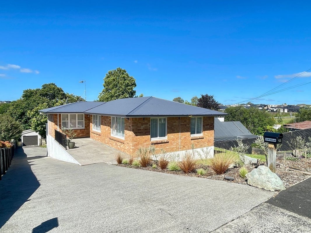 68 Acacia Crescent, Glenview, Hamilton - Carousel 1