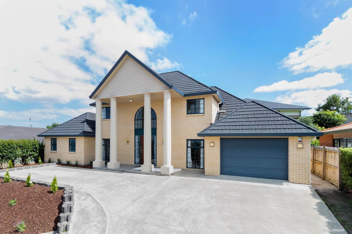 27 Fairchild Avenue, Goodwood Heights, Auckland - Carousel 1