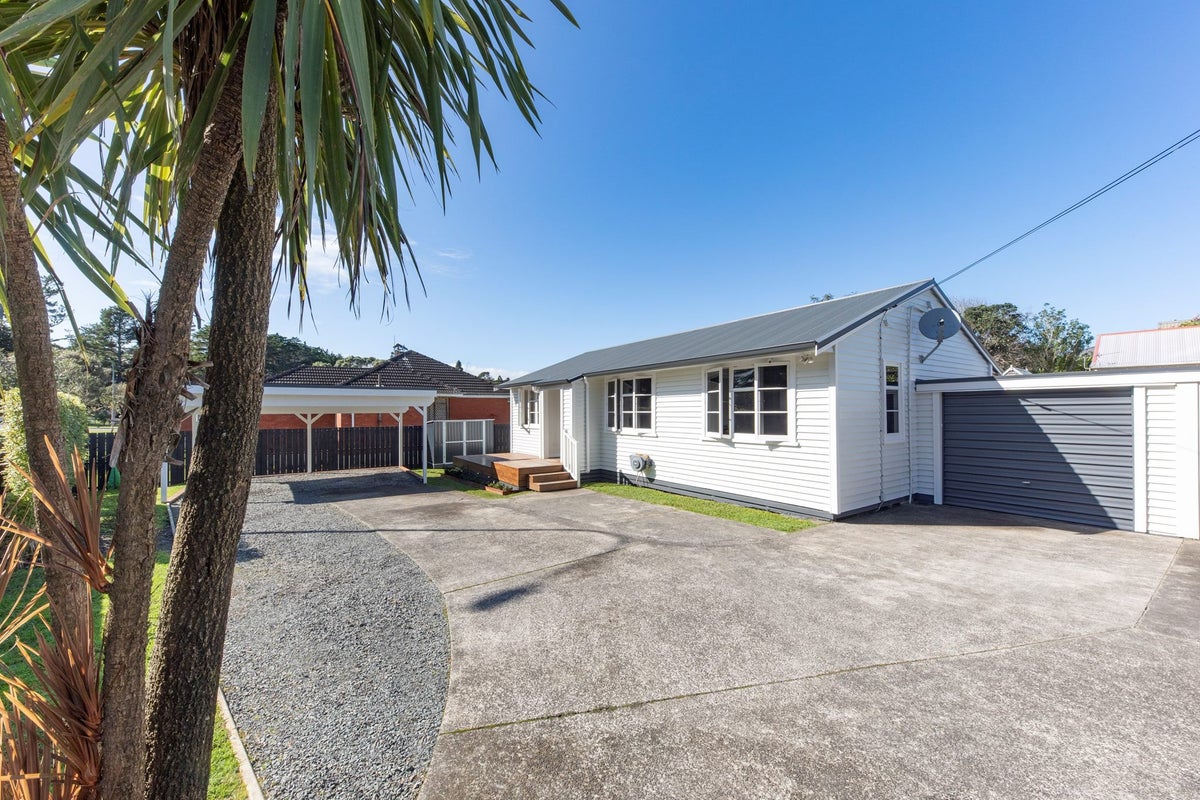 1/4 Godley Road, Green Bay, Auckland - Carousel 1