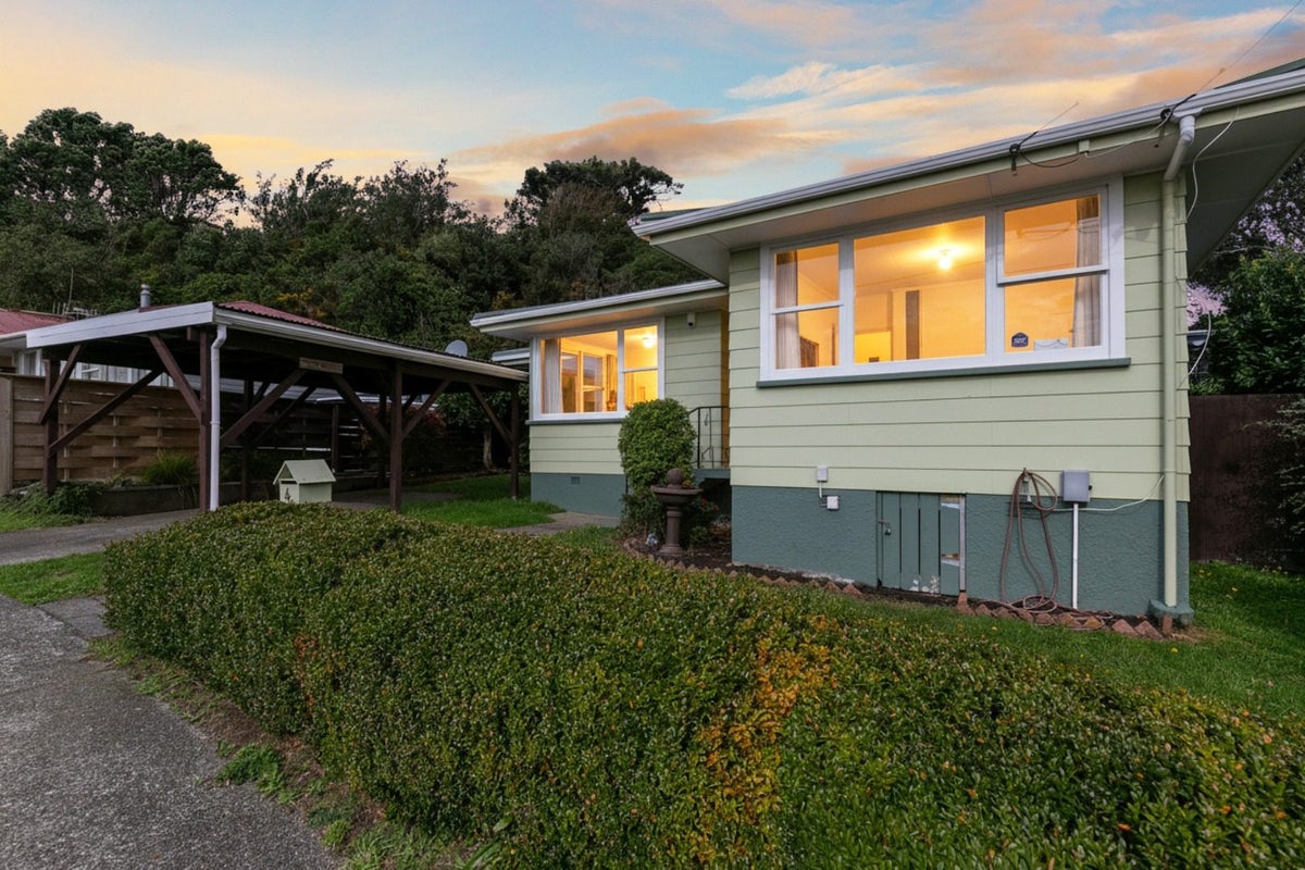 4 Beverley Grove, Paparangi, Wellington - Carousel 1