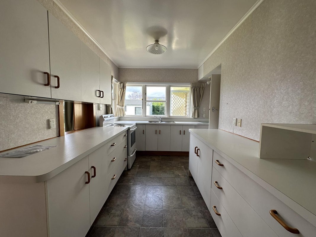 39 Fraser Crescent, Elderslea, Upper Hutt - Carousel 2