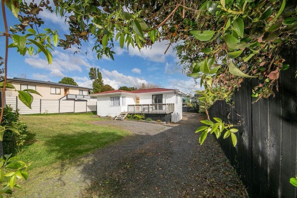 6 Solea Road, Sunnyvale, Auckland - Carousel 2