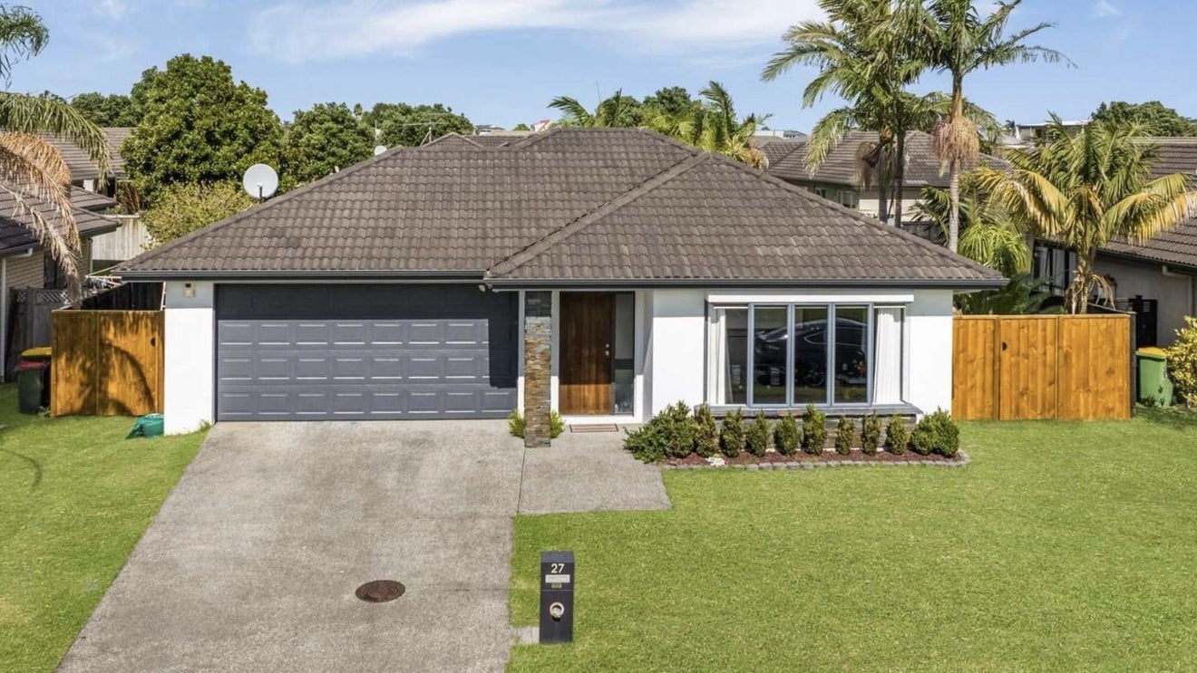 27 Girvan Terrace, Wattle Downs, Auckland - Carousel 1