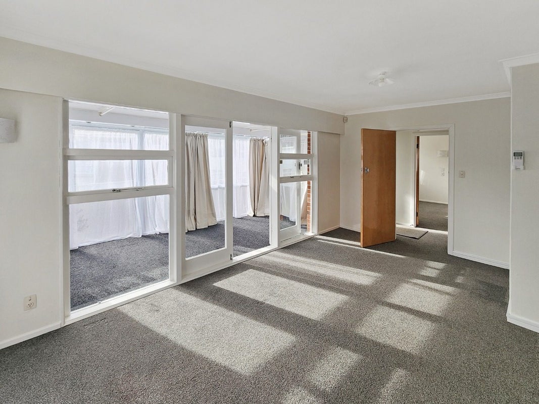 1/10 Amberley Grove, Hutt Central, Lower Hutt - Carousel 2