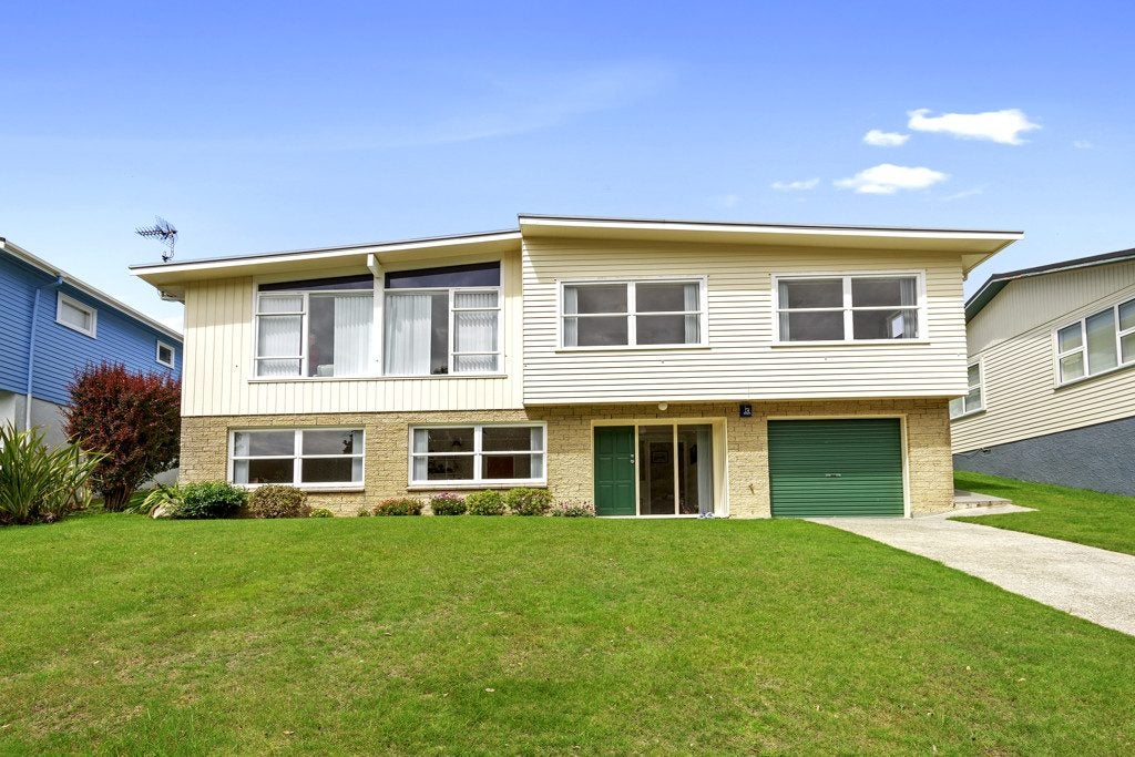 8 Fitzwilliam Terrace, Tawa, Wellington - Carousel 1