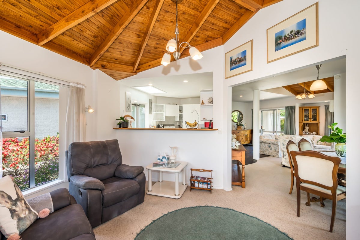 20 Freyberg Crescent, Waikanae Beach, Waikanae - Carousel 1