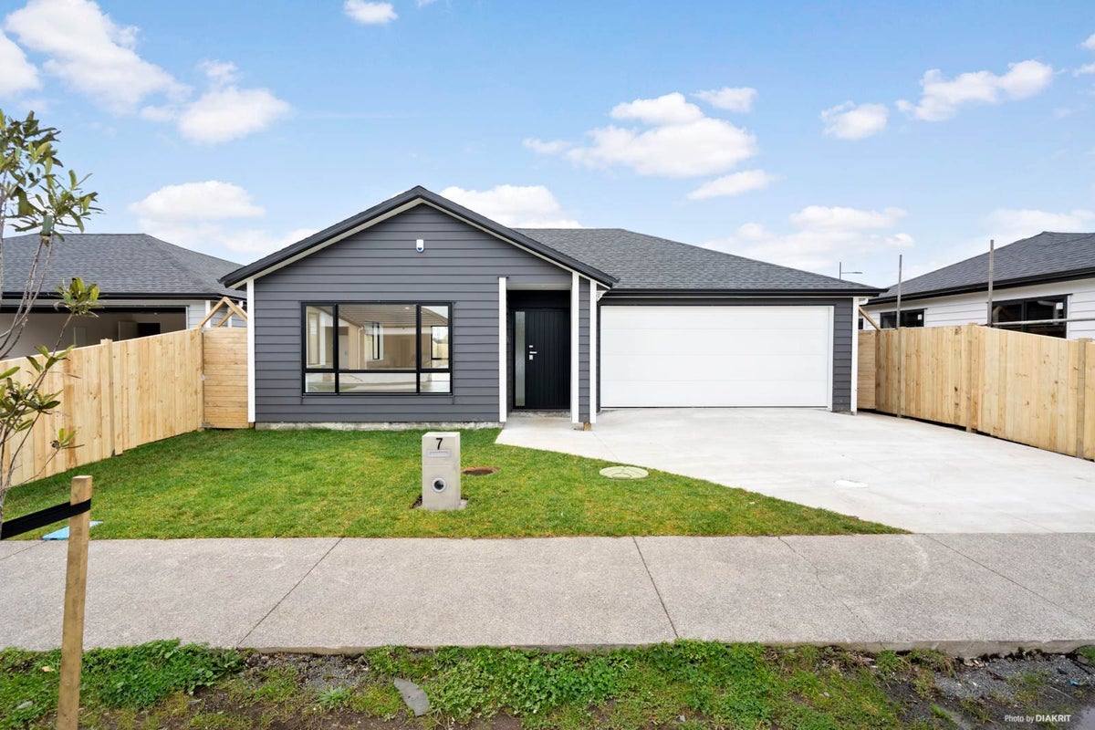 7 Earlywood Road, Ardmore, Auckland - Carousel 1