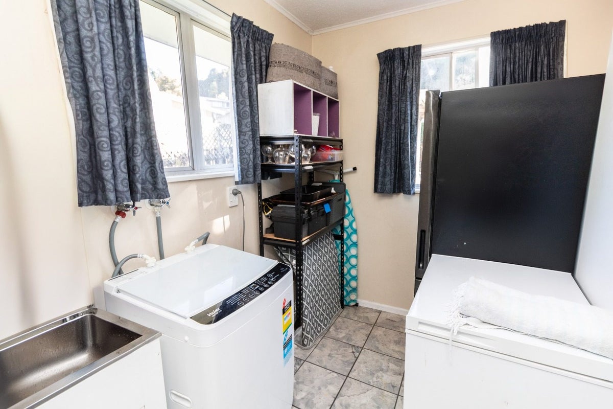 1 Tiroiti Grove, Stokes Valley, Lower Hutt - Carousel 13