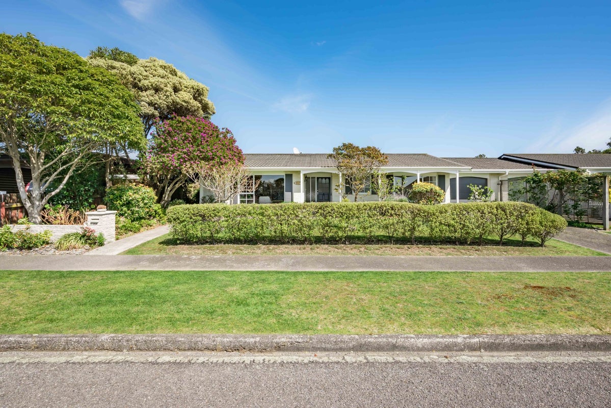 33 Rewarewa Crescent, Waikanae, Waikanae - Carousel 1