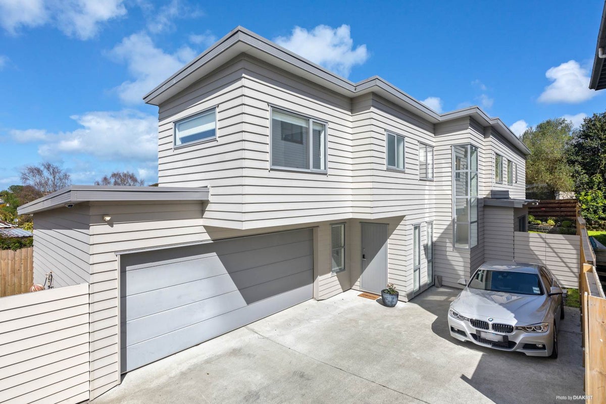 82A Owairaka Avenue, Mount Albert, Auckland - Carousel 1