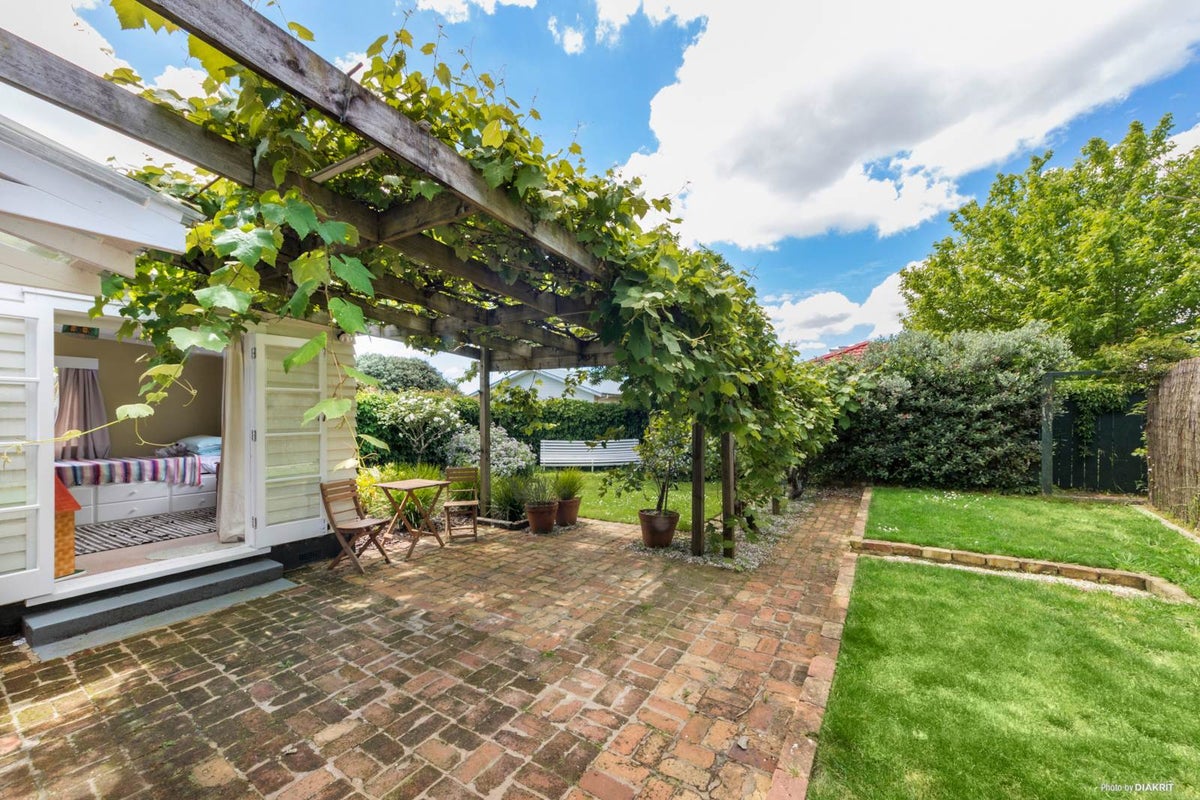 5 Pine Street, New Lynn, Auckland - Carousel 2