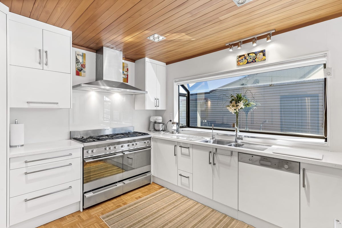 30 Makora Road, Otaihanga, Paraparaumu - Carousel 2