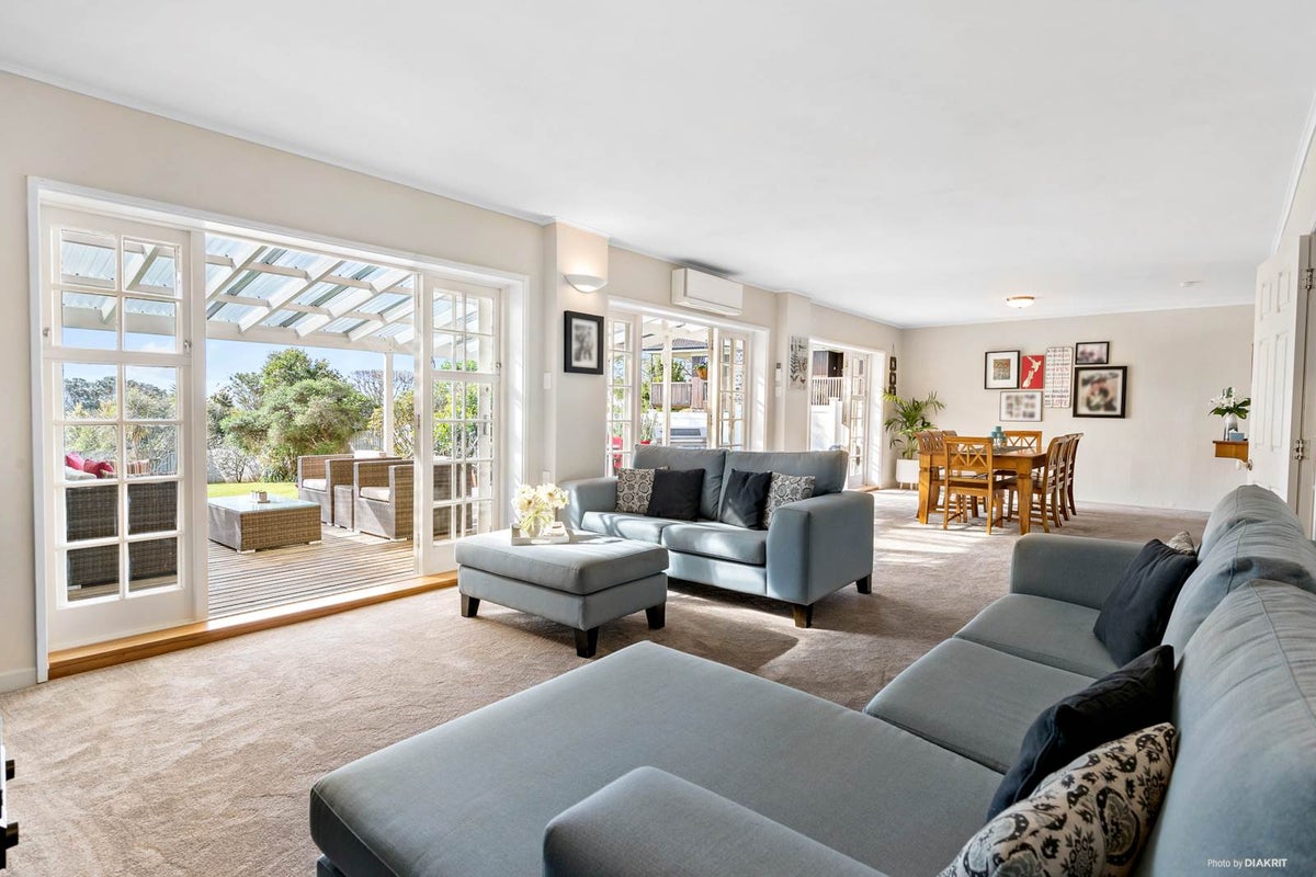 1085 Scenic Drive North, Swanson, Auckland - Carousel 2