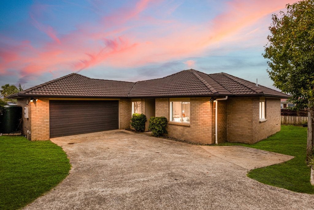 25A Sylvan Crescent, Te Atatu South, Auckland - Carousel 1