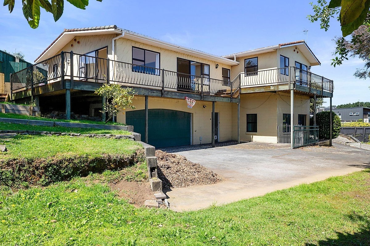 18 Norwich Avenue, Spotswood, New Plymouth - Carousel 1