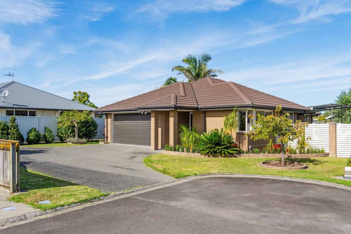 28 Sterling Park, Lytton West, Gisborne - Carousel 1