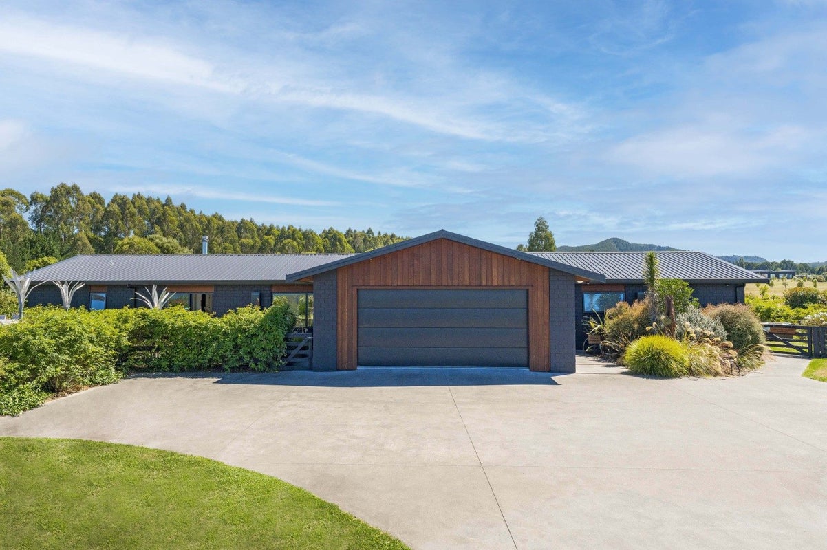 4 Kanuka Grove, Kinloch, Taupo - Carousel 1