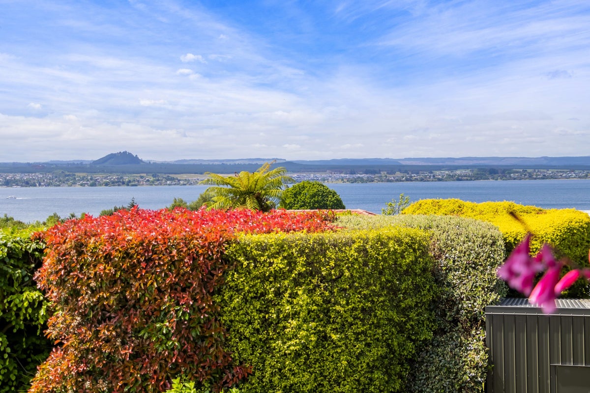 10 Dorothy Drive, Acacia Bay, Taupo - Carousel 1