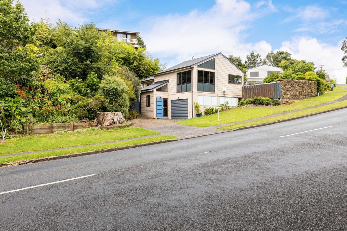 121 Poplar Grove, Whalers Gate, New Plymouth - Carousel 1