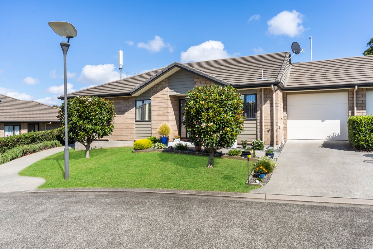18 Royalle Mews, Botany Downs, Auckland - Carousel 1