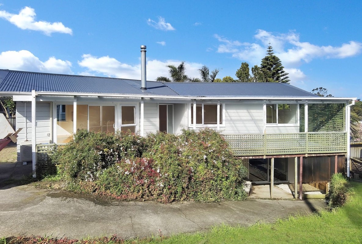 11 Sycamore Drive, Sunnynook, Auckland - Carousel 1