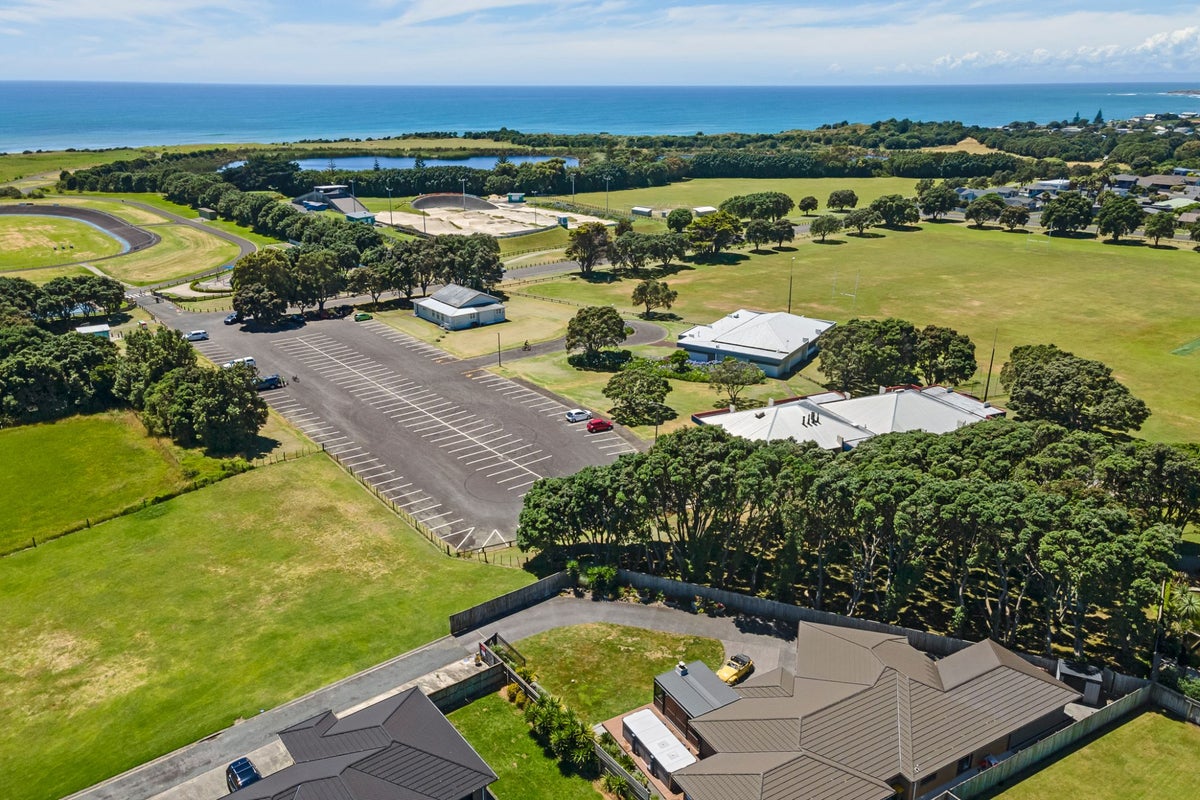 25B Dolphin Parade, Bell Block, New Plymouth - Carousel 2