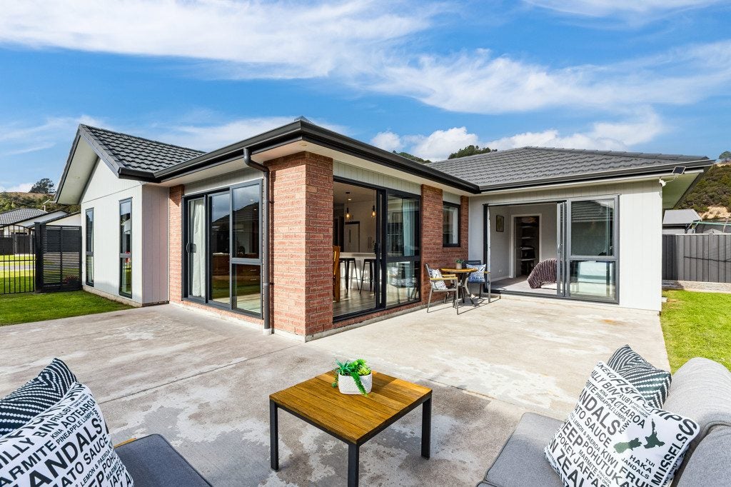 6 Salisbury Crescent, Wallaceville, Upper Hutt - Carousel 2