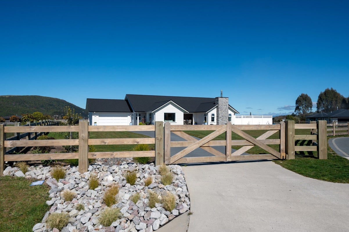 9 Kanuka Grove, Kinloch, Taupo - Carousel 2