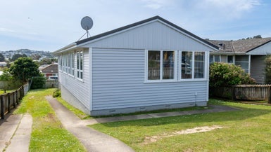 4 Niagara Street, Waitangirua, Porirua - Carousel 1
