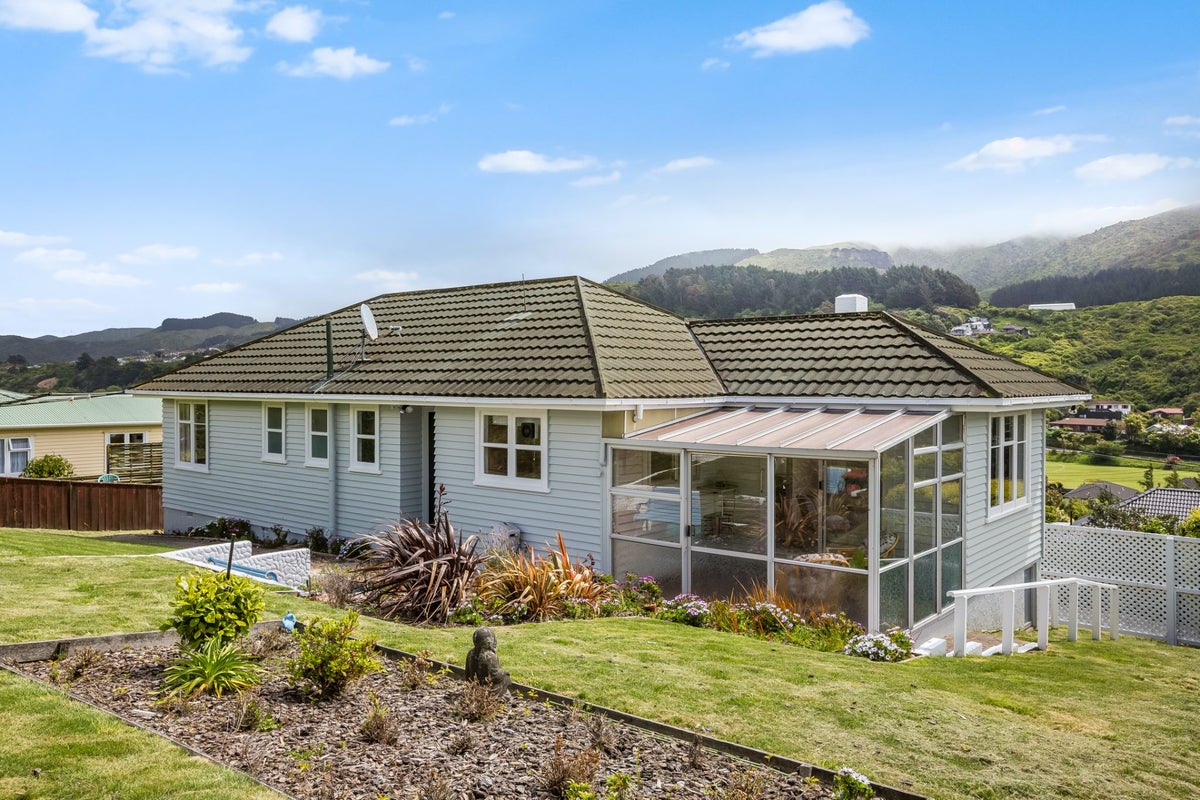 36 Handyside Street, Tawa, Wellington - Carousel 1