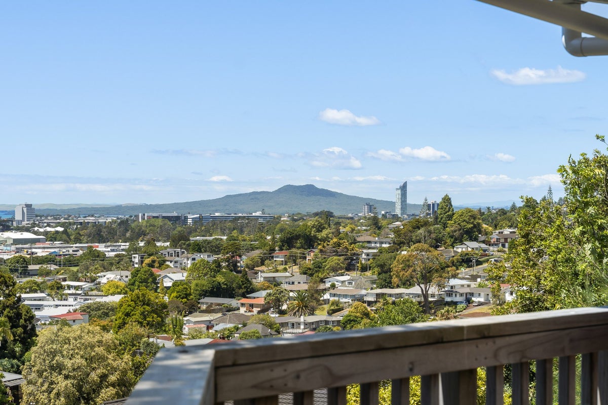 43 Agincourt Street, Glenfield, Auckland - Carousel 2