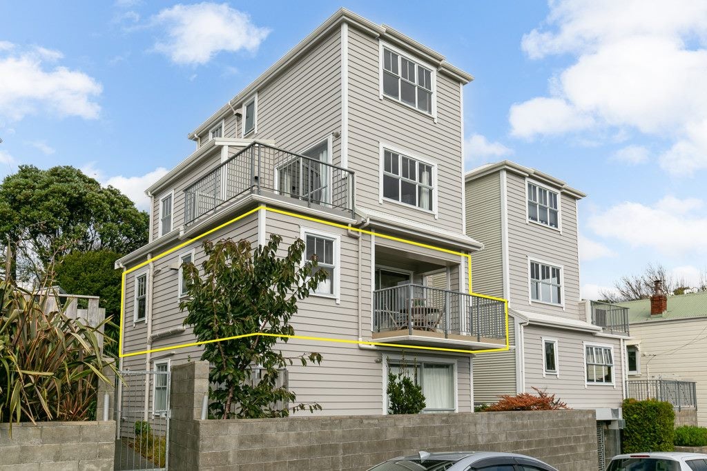 8F Finlay Terrace, Mount Cook, Wellington - Carousel 1