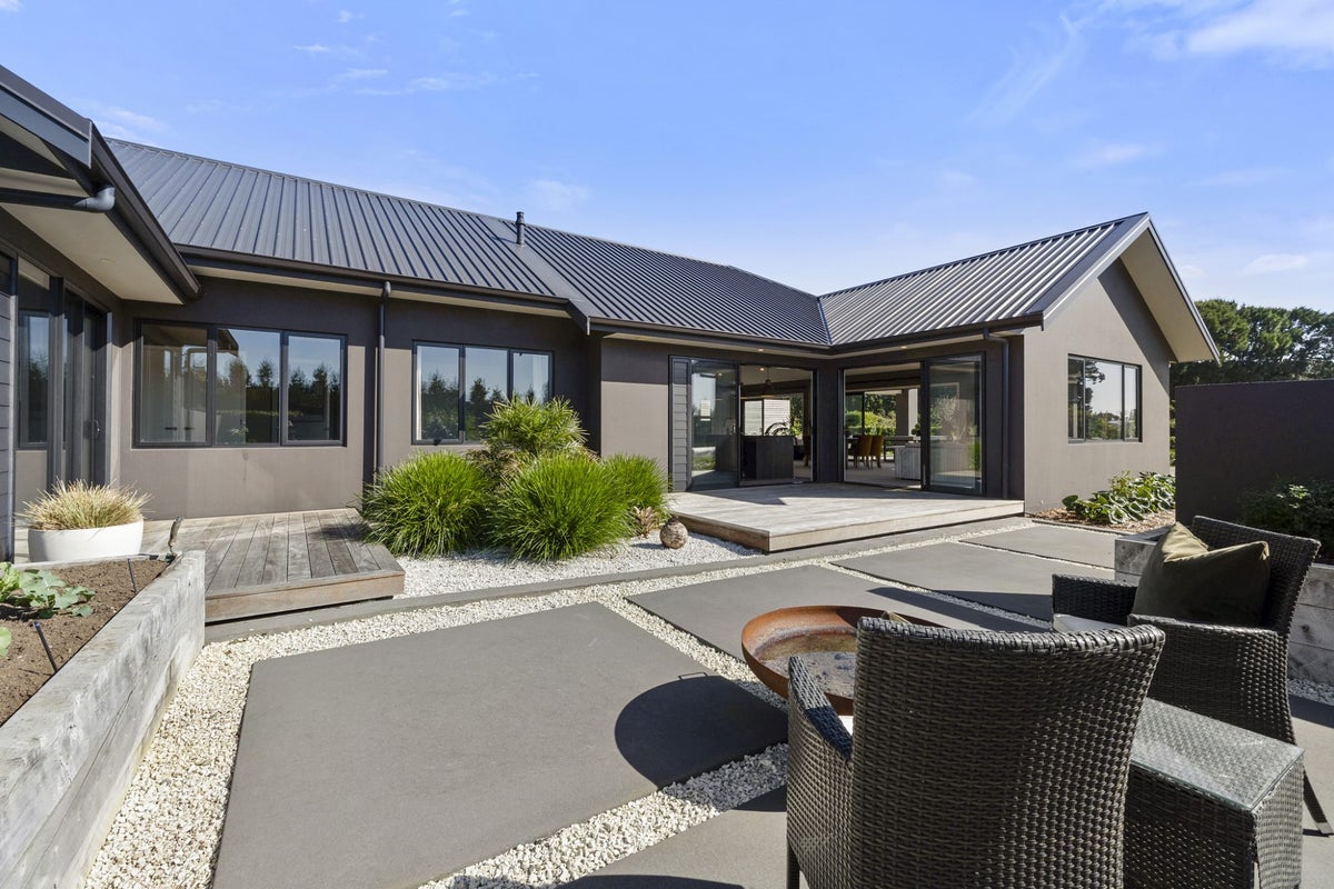 106 Airport Drive, New Plymouth Airport, New Plymouth - Carousel 2
