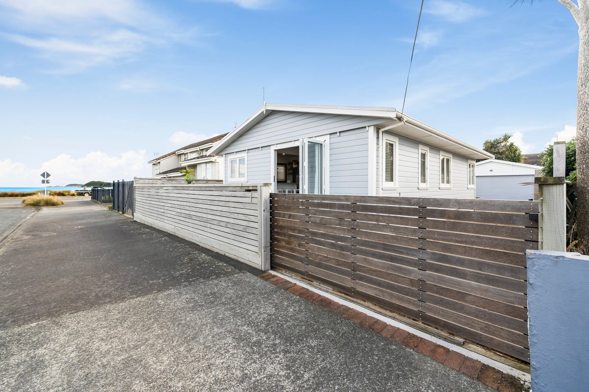 1 Oriental Street, Petone, Lower Hutt - Carousel 1