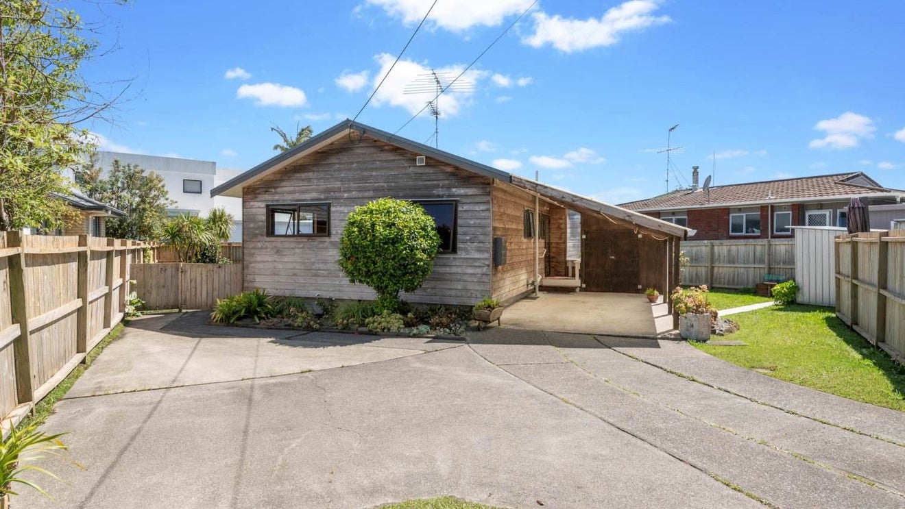 5 Valkyria Place, Beach Haven, Auckland - Carousel 1