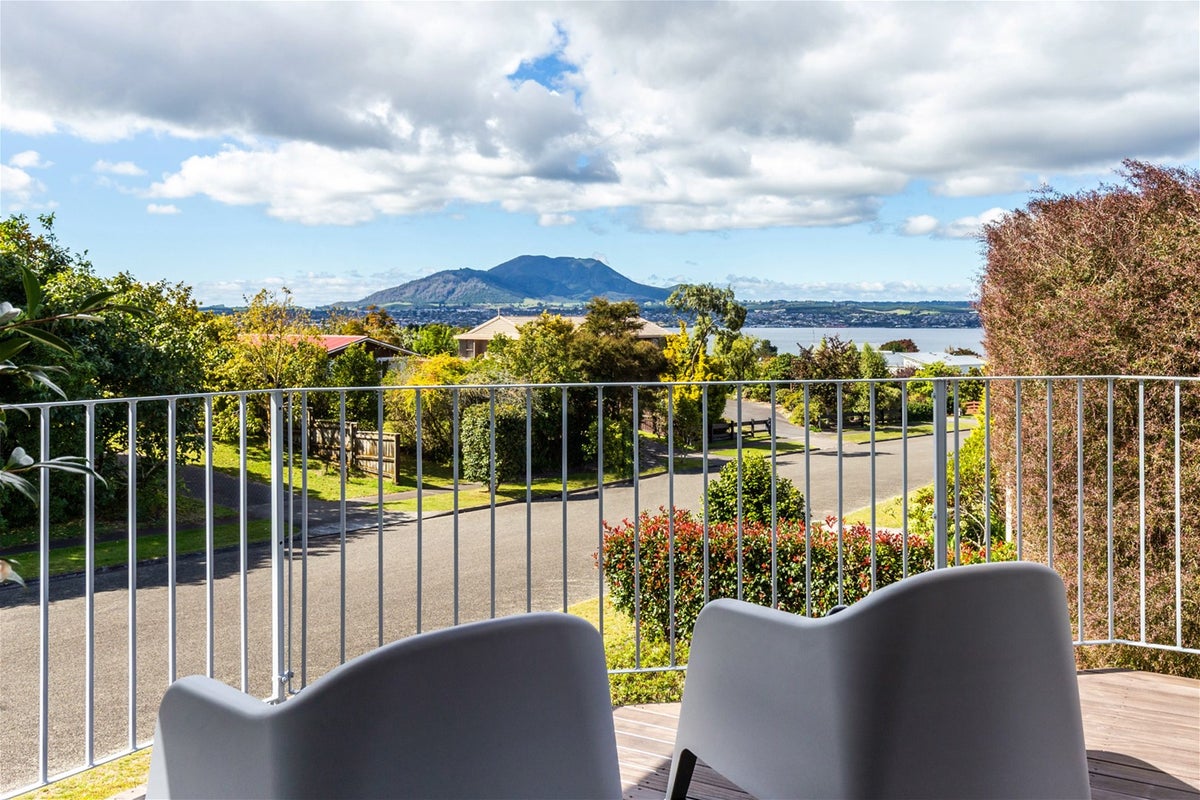 19 Reeves Road, Acacia Bay, Taupo - Carousel 1