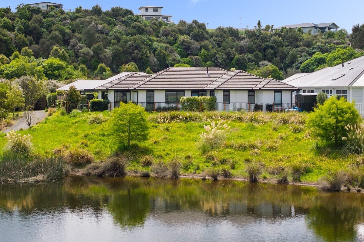 84 Pakanga Grove, Pyes Pa, Tauranga - Carousel 1