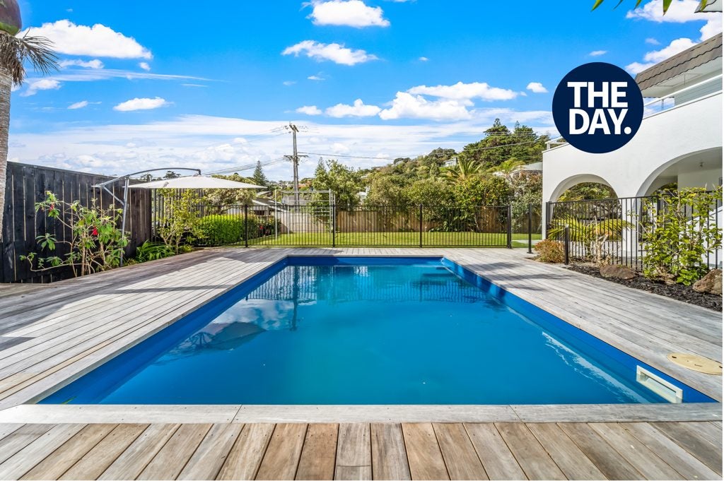 2 Hardley Avenue, Tindalls Beach, Whangaparaoa - Carousel 1